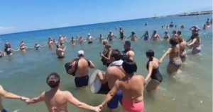 (Видео) Срби вртеа оро во море и ја кренаа на нозе цела Парајлија