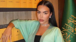 Георгина позира во традиционална абаја, фановите ја критикуваат дека го прекршила кодексот на облекување на Саудиска Арабија